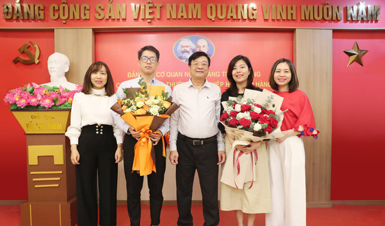 Chi bộ Cơ quan Thường trực Hiệp hội Ngân hàng Việt Nam kết nạp 2 đảng viên mới