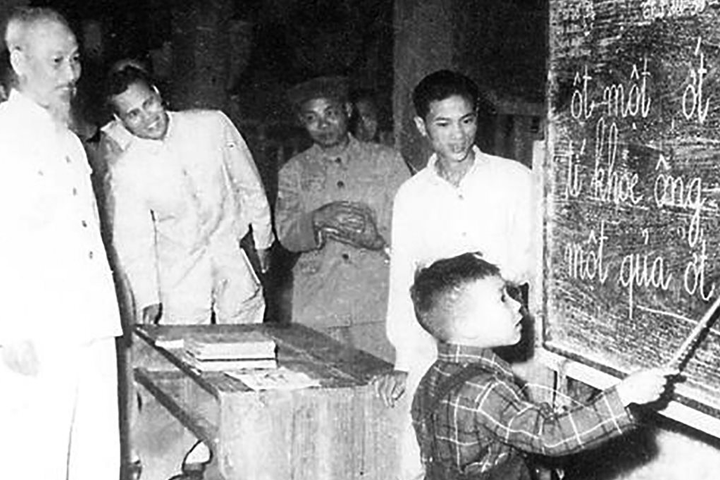 Nhân ngày Nhà Giáo Việt Nam 20/11: Thấm nhuần tư tưởng Hồ Chí Minh về vai trò, trách nhiệm của người thầy