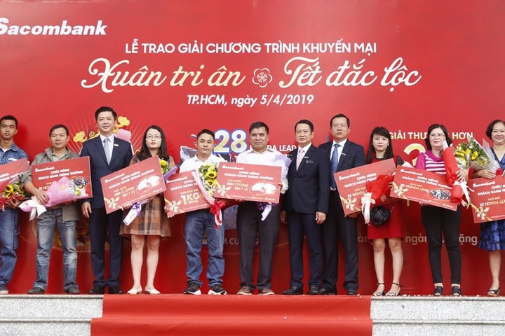 Sacombank trao 1 kg vàng và kim cương 7 ly cho khách hàng may mắn