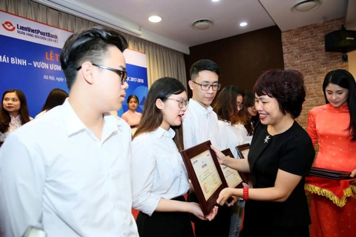 LienVietPostBank trao 143 suất học bổng cho sinh viên năm học 2017 - 2018