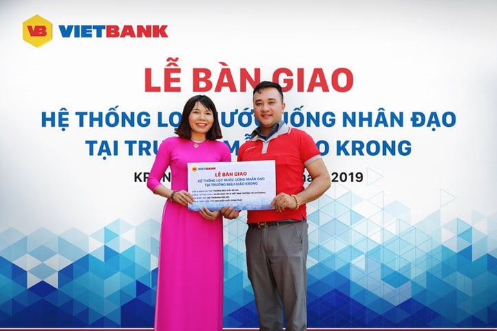 Vietbank “cõng” nước sạch lên bản cho đồng bào Ba Na