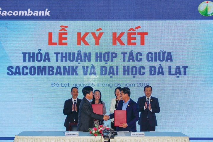 Sacombank ký kết thỏa thuận hợp tác và trao học bổng cho sinh viên trường Đại học Đà Lạt