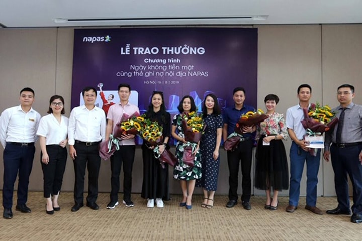 Trao thưởng chương trình “Ngày không tiền mặt cùng thẻ ghi nợ nội địa NAPAS”
