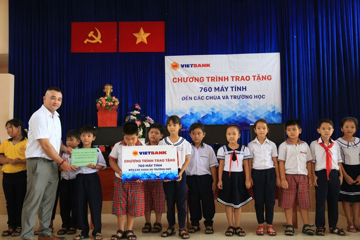 Vietbank tặng 760 bộ máy tính cho các chùa và trường học