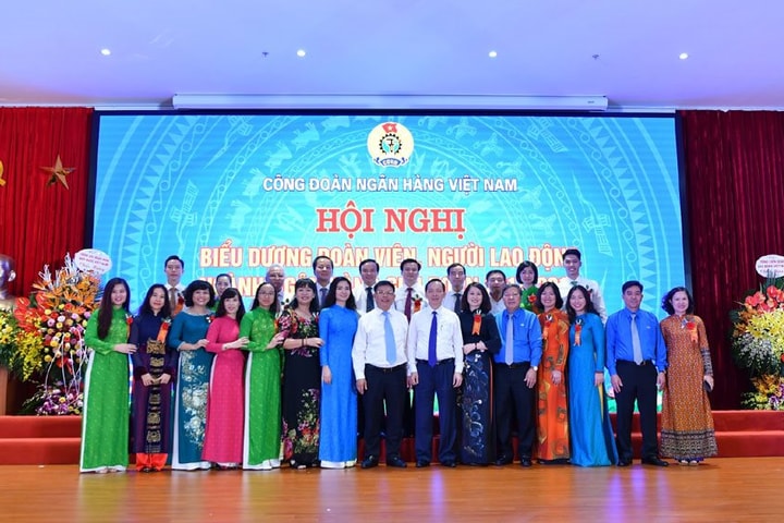 27 cán bộ, người lao động Vietcombank được vinh danh tại Hội nghị biểu dương đoàn viên, người lao động ngành Ngân hàng