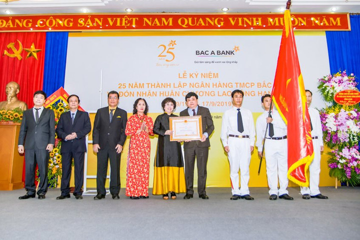 BAC A BANK kỷ niệm 25 năm thành lập và đón nhận huân chương lao động hạng Ba