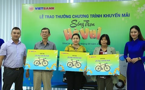 Vietbank trao thưởng xe Mazda cho khách hàng gửi tiết kiệm