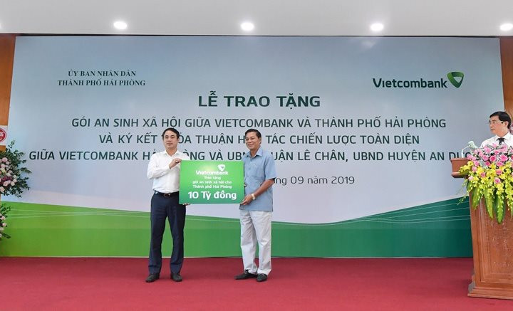 Vietcombank trao tặng gói ASXH trị giá 10 tỷ đồng cho thành phố Hải Phòng