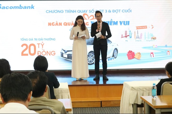 Khách hàng trúng xe Toyota Camry và hàng trăm quà tặng tại Sacombank