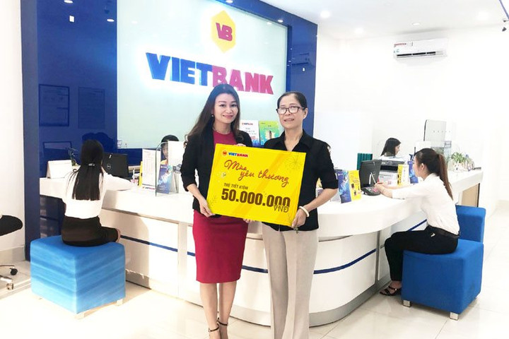 Những khách hàng đầu tiên may mắn trúng 50 triệu đồng tại chương trình khuyến mãi "Mùa yêu thương" của Vietbank