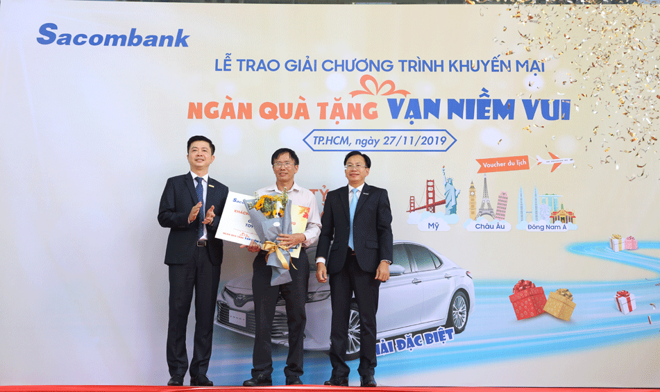 Sacombank trao xe Toyota Camry 2.0 E cho khách hàng trúng thưởng khuyến mãi  “Ngàn quà tặng - Vạn niềm vui”