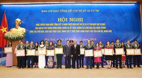 Ý thức tự tìm hiểu pháp luật để sống và làm việc theo Hiến pháp và pháp luật của cán bộ, nhân dân được nâng lên