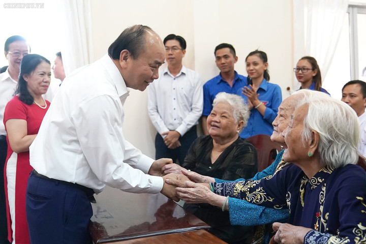 Thủ tướng tặng quà tết gia đình chính sách, hộ nghèo, công nhân lao động