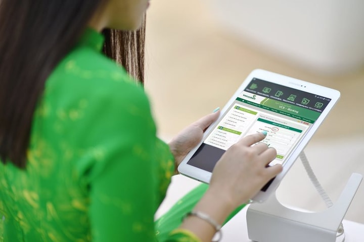 Vietcombank thông báo giảm phí dịch vụ chuyển tiền nhanh liên ngân hàng 24/7