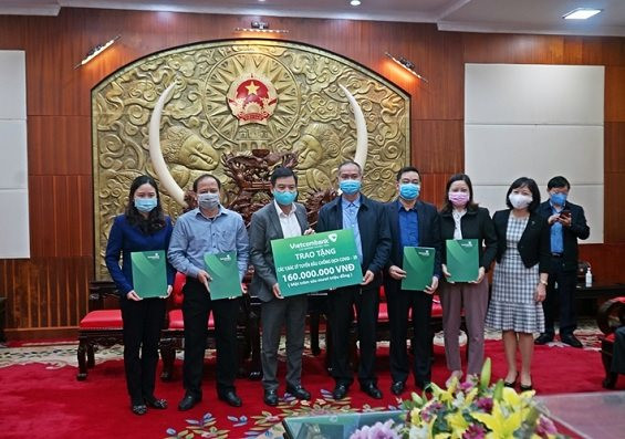 Vietcombank tặng 1 xe cứu thương, 2 máy siêu âm màu cho tỉnh Hưng Yên