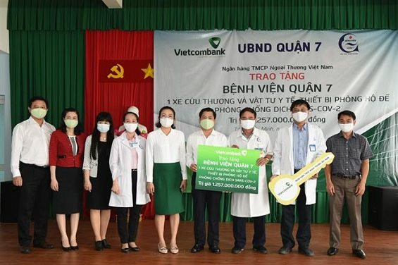 Vietcombank trao tặng 1 xe cứu thương, vật tư y tế, thiết bị phòng hộ để chống dịch Covid - 19