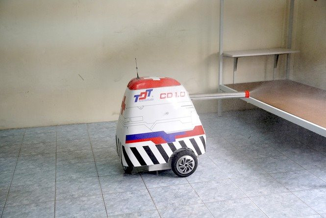 Robot tham gia chống dịch Covid-19 ở khu cách ly lớn nhất nước