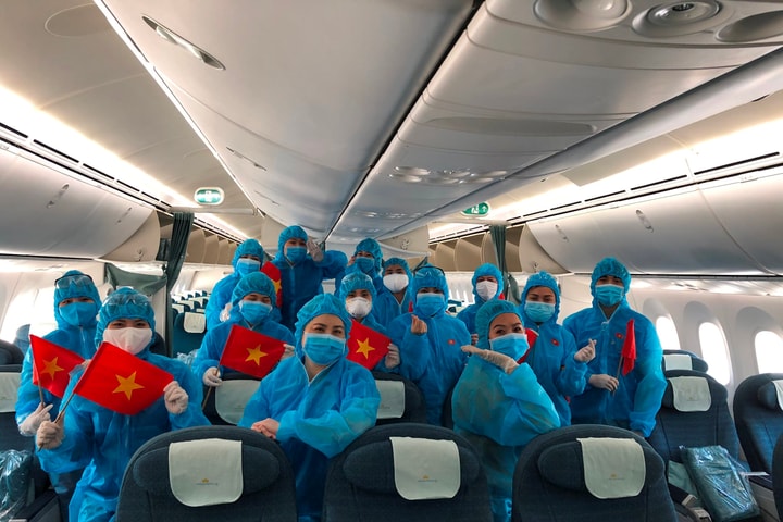 Vietnam Airlines chuyên chở công dân Anh và công dân Việt Nam hồi hương