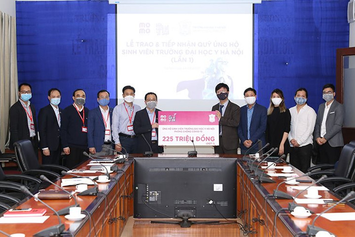 Ví MoMo trao tiền quyên góp đợt 1 ủng hộ Sinh viên Trường Đại học Y Hà Nội