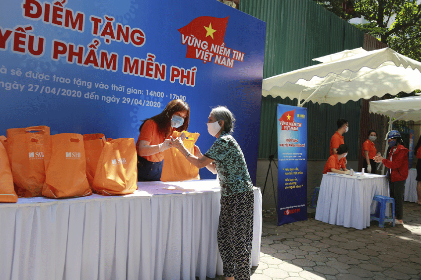 Chương trình "Vững tin Việt Nam" do SHB phát động tặng gần 6.000 suất nhu yếu phẩm cho người dân