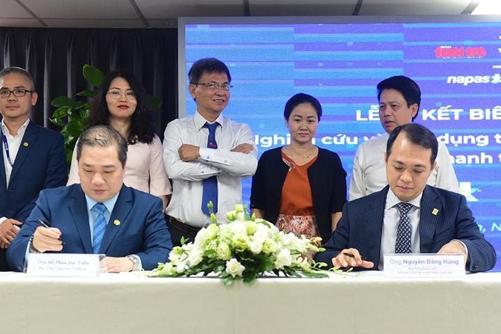 NAPAS và VietBank ký ghi nhớ việc nghiên cứu và ứng dụng thẻ chip nội địa NAPAS (VCCS) trong thanh toán giao thông