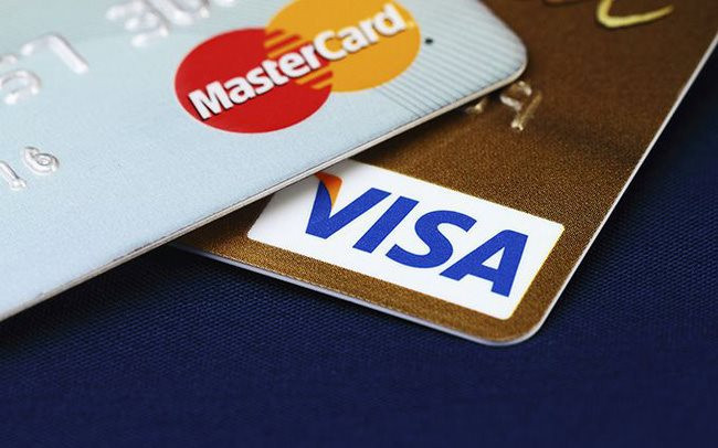 Visa, Mastercard đang thu phí thế nào?