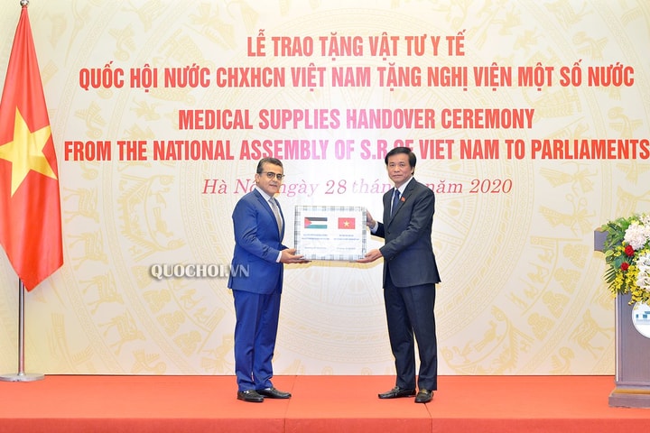 Quốc hội trao tặng vật tư y tế cho nghị viện một số nước châu Phi, Trung Đông và Hội chữ Thập đỏ Ấn Độ