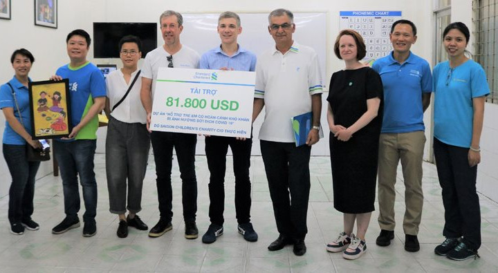 Ngân hàng Standard Chartered Việt Nam ủng hộ 200.000 USD tiền mặt cùng hiện vật cho công tác cứu trợ và phòng chống dịch Covid-19 tại Việt Nam