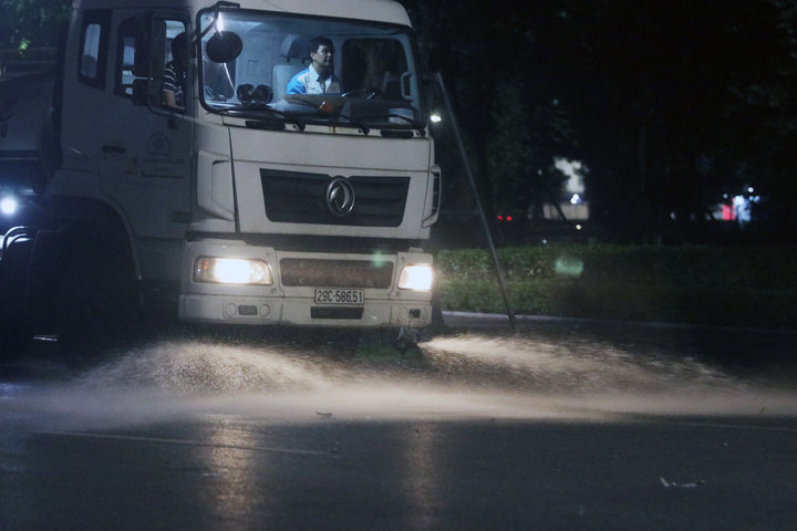 Hà Nội chi hơn 100 tỷ đồng rửa đường