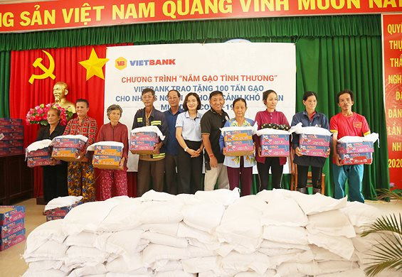 Vietbank trao 100 tấn gạo đến các gia đình gặp khó khăn