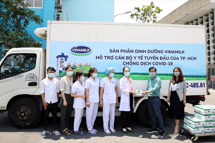Vinamilk ủng hộ 8 tỷ đồng cho Hà Hội và 3 tỉnh miền Trung chống dịch COVID-19