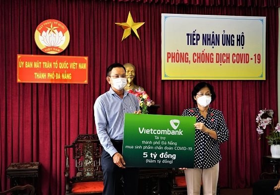 Vietcombank trao 5 tỷ đồng chống COVID-19 ủng hộ Đà Nẵng