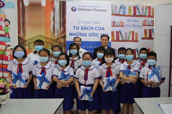 Shinhan Finance trao tặng “Tủ sách của những ước mơ” cho Thư viện tỉnh Tiền Giang