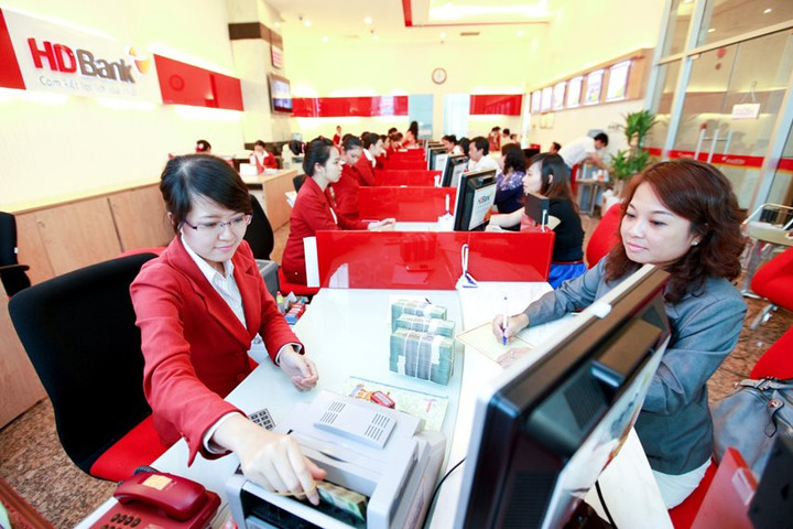 Lãi suất tiết kiệm tiếp tục giảm