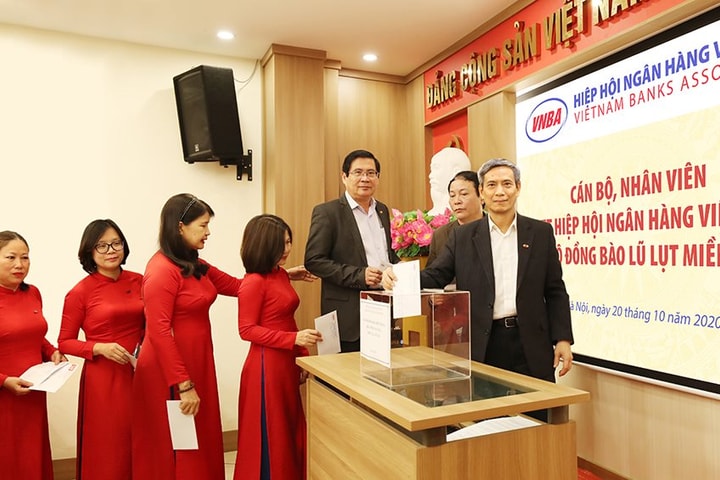 Công đoàn Hiệp hội Ngân hàng Việt Nam kỷ niệm ngày Phụ nữ Việt Nam và ủng hộ đồng bào miền Trung khắc phục hậu quả thiên tai, lũ lụt
