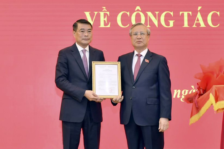 Thống đốc Lê Minh Hưng nhận Quyết định của Bộ Chính trị điều động và phân công nhiệm vụ mới