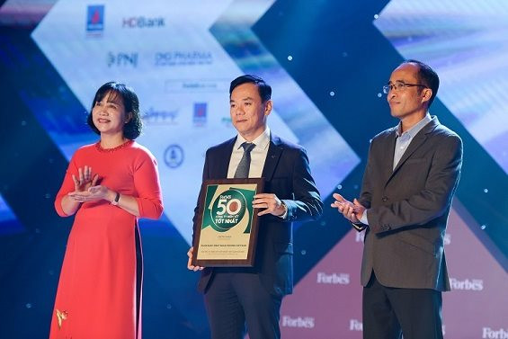 Vietcombank 8 năm liên tiếp được Forbes bình chọn Top 50 công ty niêm yết tốt nhất Việt Nam