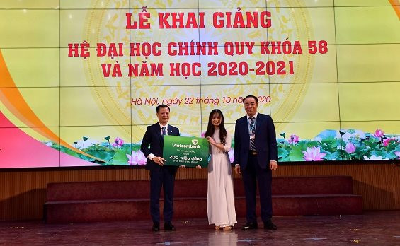 Vietcombank tặng học bổng cho sinh viên Học viện Tài chính nhân khai giảng năm học mới