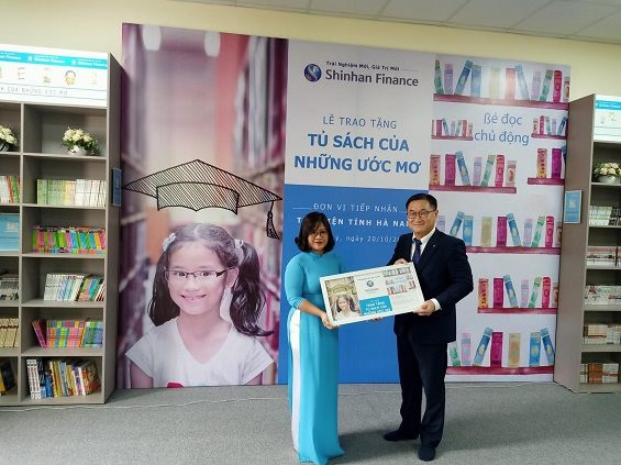 Shinhan Finance trao tặng “Tủ sách của những ước mơ” cho Thư viện tỉnh Hà Nam