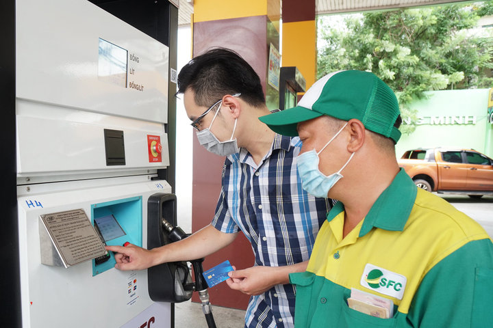 Sacombank thí điểm thanh toán chạm tại trạm xăng sfc