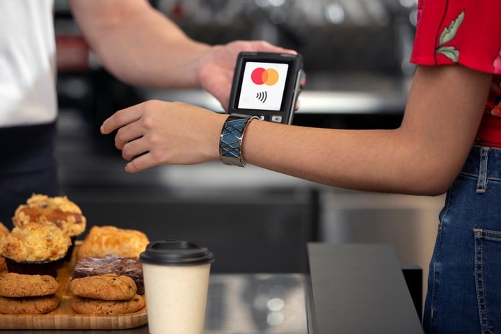 Mã hoá chip trong phụ kiện đeo trên người hỗ trợ thanh toán không tiếp xúc