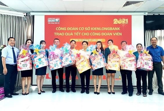  Kienlongbank trao  3.080 phần quà hỗ trợ cho công đoàn viên, người lao động