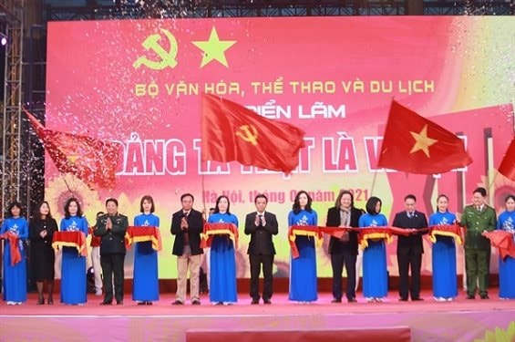 Khai mạc triển lãm "Đảng ta thật là vĩ đại"