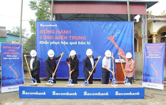 Sacombank dành gần 8,5 tỷ đồng để hỗ trợ người dân tại các tỉnh miền Trung
