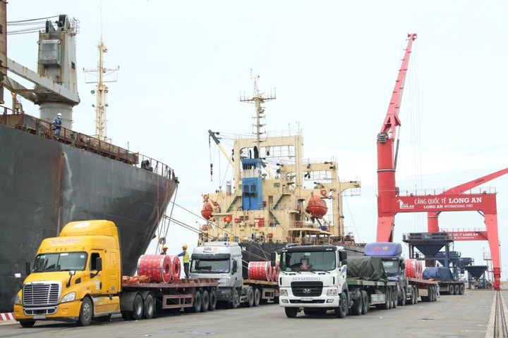 Phó Thủ tướng thường trực Trương Hòa Bình thăm công nhân lao động làm việc xuyên Tết tại Cảng quốc tế Long An