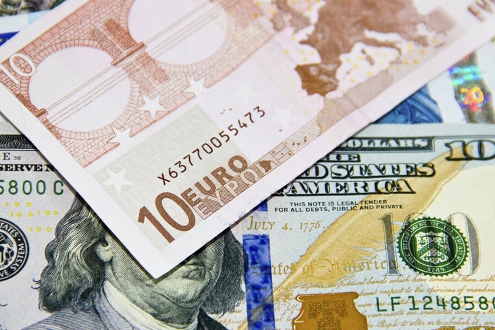 Phí duy trì số dư tiền gửi trên tài khoản thanh toán bằng đồng EUR của TCTD là 0,65%