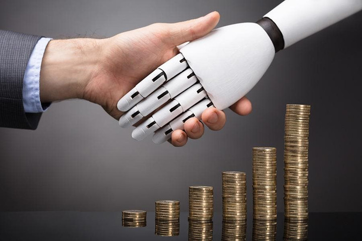 Vai trò của công nghệ trong mối quan hệ giữa con người với tài chính