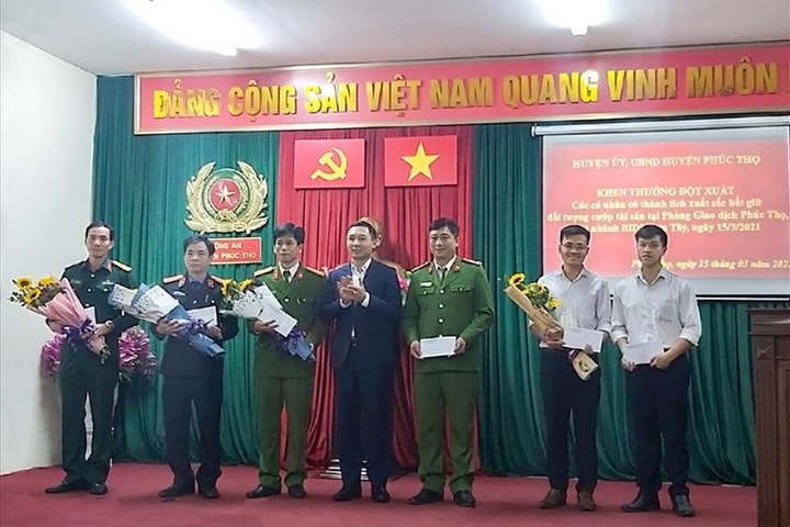 BIDV khen thưởng lực lượng công an, bộ đội và bảo vệ tham gia bắt cướp