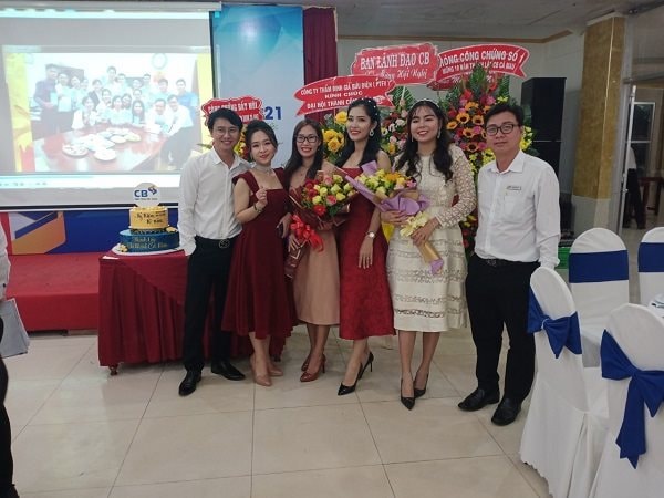 Thì thầm qua khe cửa