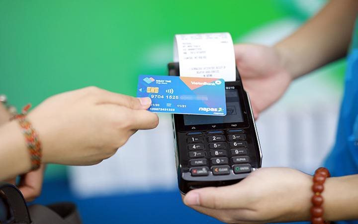 Giao dịch rút tiền mặt qua hệ thống ATM lần đầu tiên giảm 5%: Xu hướng phát triển tích cực và nhiều ý nghĩa